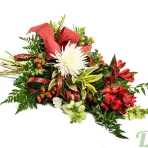 Mufliers, chrysanthèmes, baies et feuillage, réunis dans un bouquet d'aspect joyeux et festif