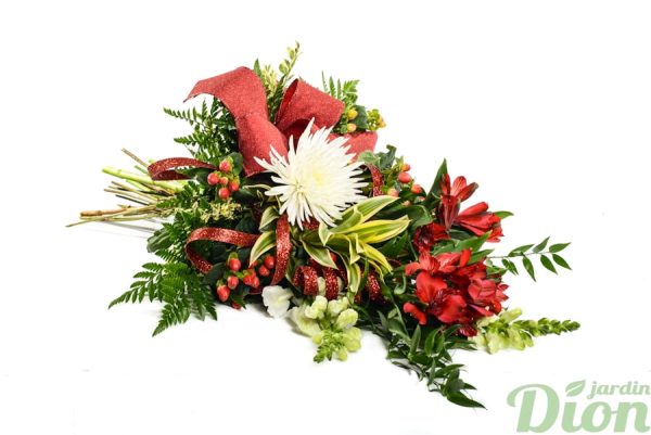 Mufliers, chrysanthèmes, baies et feuillage, réunis dans un bouquet d'aspect joyeux et festif