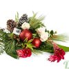 Bouquet de Noël avec fleurs de ginger, ornements et cônes de pin