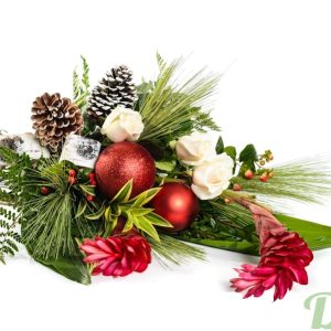 Bouquet de Noël avec fleurs de ginger, ornements et cônes de pin
