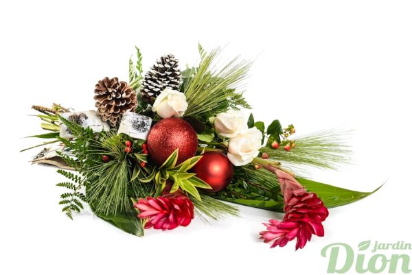 Bouquet de Noël avec fleurs de ginger, ornements et cônes de pin