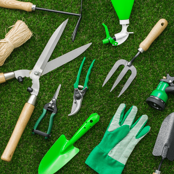 4447039 ensemble outils de jardinage.png